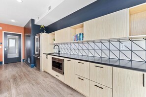 Private kitchen - 1BR Retreat in Uptown |Walkable | Gym (Minneapolis)