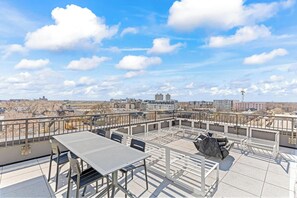 Outdoor dining - 1BR Retreat in Uptown |Walkable | Gym (Minneapolis)