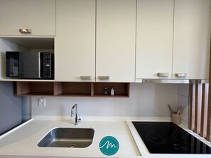Apartemen Deluks, balkon | Dapur pribadi | Microwave, oven, dan peralatan masak/sendok-piring