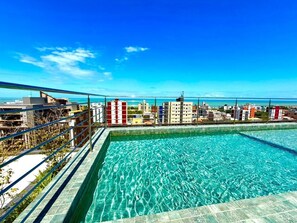 A rooftop swimming pool with a city view, surrounded by buildings. - MindSet - Miramar Hospedagens  (João Pessoa)