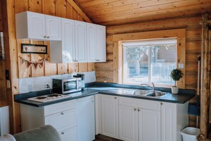 Private kitchen - Aster Cabin: Mountain Getaway | Sleeps 5 | Kitchen (Clearwater County)