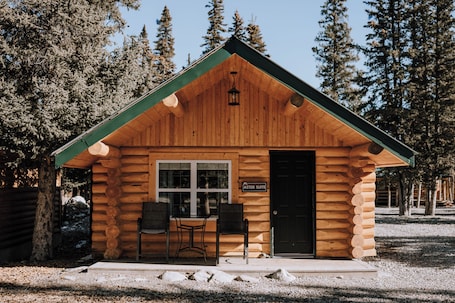 Exterior. Aster Cabin: Mountain Getaway | Sleeps 5 | Kitchen