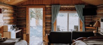 Cedar Cabin: Sleeps 4 | Queen Bed | Mountain Views