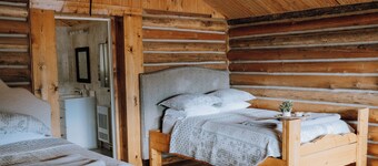 Cedar Cabin: Sleeps 4 | Queen Bed | Mountain Views
