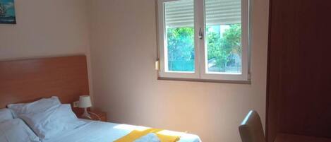 1 dormitorio, tabla de planchar con plancha, Internet y ropa de cama