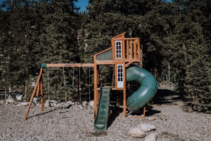 Children’s area - Larkspur Cabin: Romantic Mountain Escape | 1B | 1B (Clearwater County)