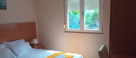 Fer et planche Ă repasser, accĂšs Internet, draps fournis