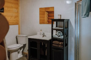 Shower, towels - Spruce Cabin: Relax in the Mountains | Sleeps 4 (Clearwater County)