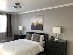 3 bedrooms, iron/ironing board, WiFi, bed sheets - 3-bedroom accommodation, 5 minutes' walk from Saint-Michel metro station (Montréal)