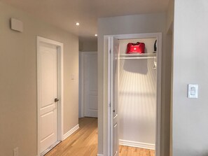 Interior - 3-bedroom accommodation, 5 minutes' walk from Saint-Michel metro station (Montréal)