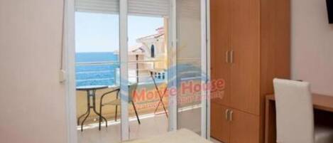 Iron/ironing board, internet, bed sheets