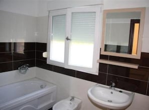 Douche, sèche-cheveux, serviettes fournies