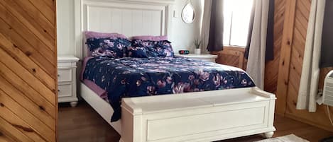 Deluxe Studio, 1 Queen Bed, Non Smoking | Free WiFi