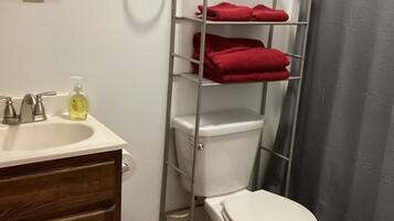 コンフォート アパートメント クイーンベッド 1 台ソファーベッド付き 禁煙 | バスルーム | バスアメニティ (無料)、タオル、石鹸、シャンプー