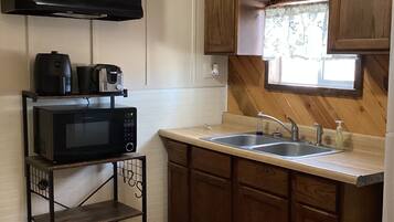 コンフォート アパートメント クイーンベッド 1 台ソファーベッド付き 禁煙 | 専用キッチン