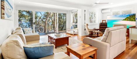 スマートテレビ、書庫、ステレオ