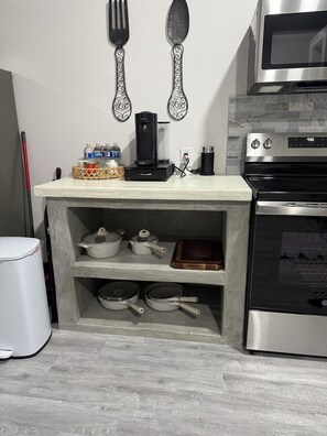 Jääkaappi, mikroaaltouuni, uuni, liesi