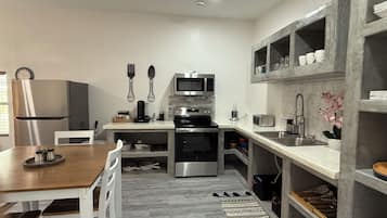 Réfrigérateur, four à micro-ondes, un four, surface de cuisson