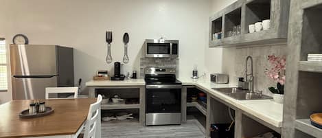 Jääkaappi, mikroaaltouuni, uuni, liesi