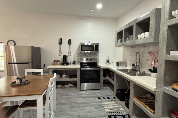 Refrigerador, microondas, horno y parrilla de estufa