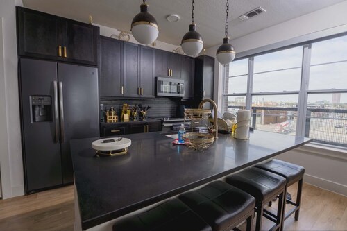 Spacious 1-bedroom condo in prime Dallas location