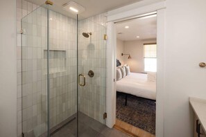 Shower, towels, shampoo - The Grand Helène - Newly Renovated 11BD, 12BA - 2 Blocks from King St! (Charleston)