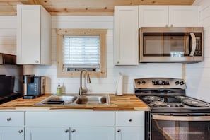 Refrigerador, microondas, parrilla de estufa y cafetera y tetera 