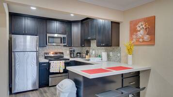 雪櫃、微波爐、爐具、洗碗機