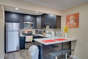 Fridge, microwave, stovetop, dishwasher