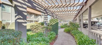 2 Mi to Dtwn Pleasanton Condo w/ Pool Access