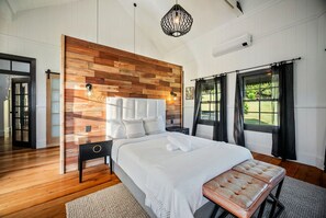 Tabla de planchar con plancha, wifi gratis y ropa de cama 