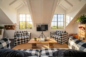 TV connectée, livres, chaîne hi-fi