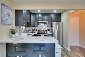 CafetiĂšre/bouilloire, batterie de cuisine, vaisselle et ustensiles