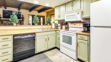 Fridge, microwave, stovetop, dishwasher