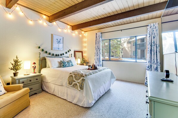 3 bedrooms, desk, iron/ironing board, internet