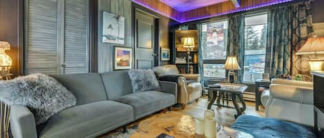 Fernseher, Kamin, Bücher