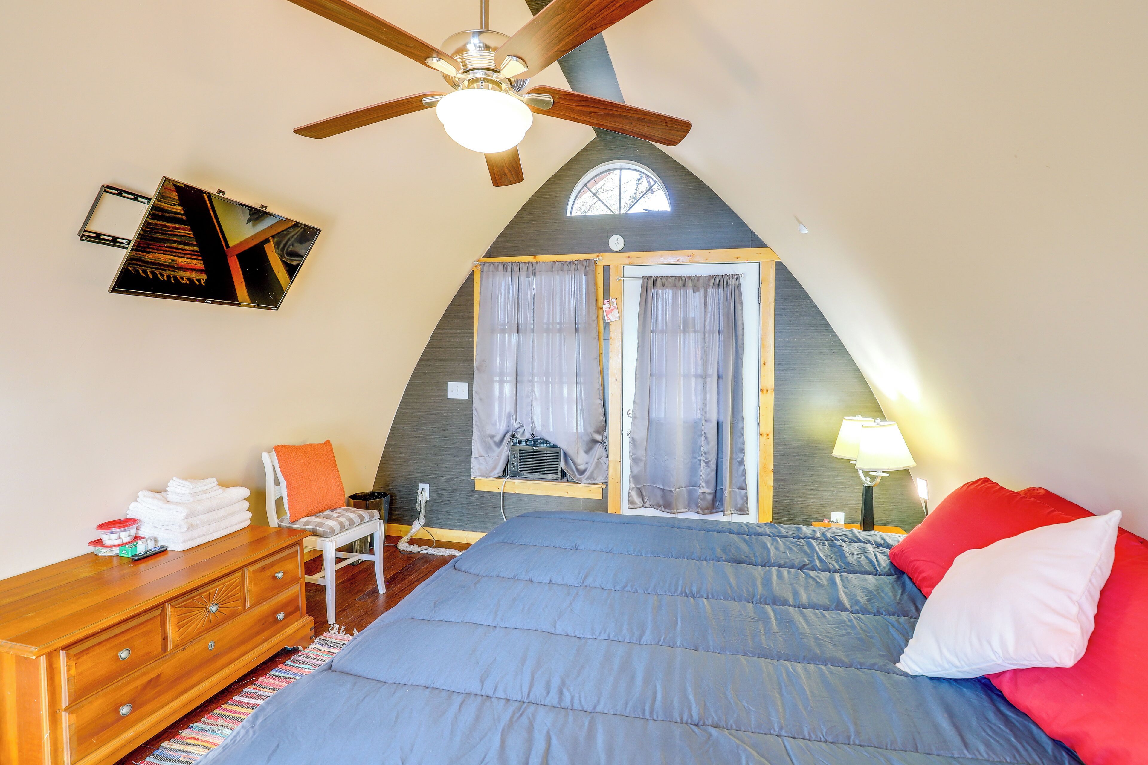 2 多间卧室、上网接入、床单