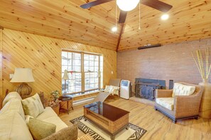 Living area - 1 Mi to TIEC: Peaceful Mountain Cabin (Mill Spring)