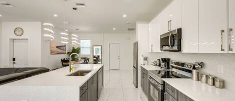 Refrigerador, microondas, parrilla de estufa y lavavajillas