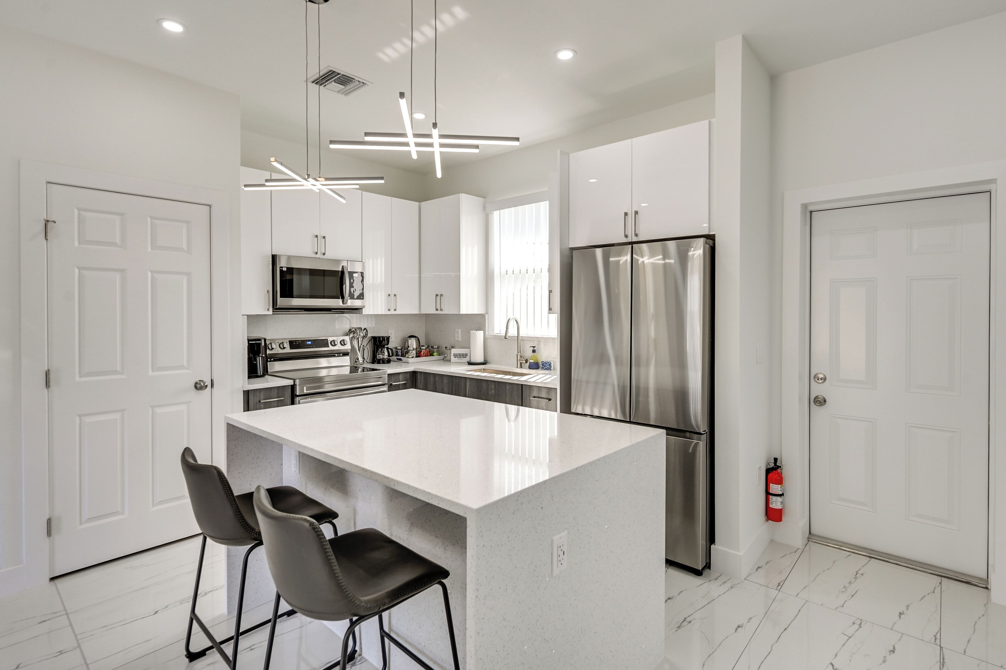 Frigorifero, microonde, piano cottura, lavastoviglie