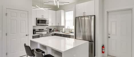 Fridge, microwave, stovetop, dishwasher