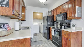 Réfrigérateur, micro-ondes, plaque de cuisson, lave-vaisselle