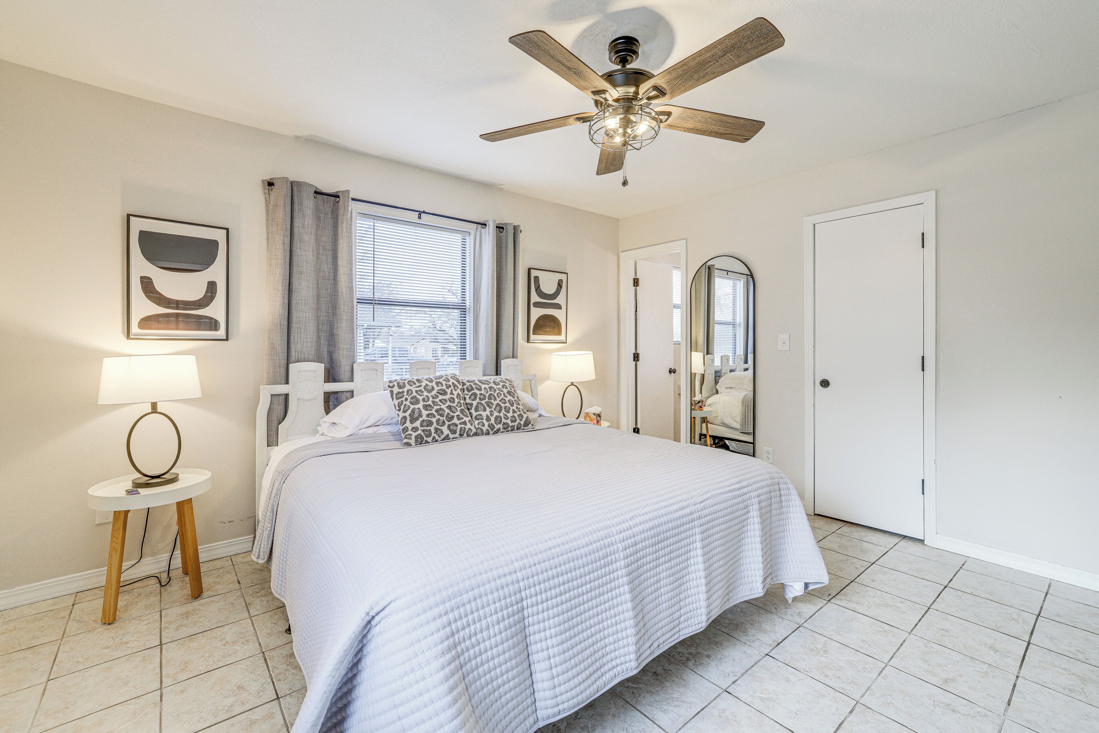 デスク、アイロン / アイロン台、インターネット、ベッドシーツ