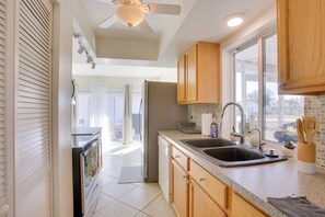 Dishwasher, coffee/tea maker, cookware/dishes/utensils, dining tables - 4 Mi to Beach! Snowbird Escape in Port Charlotte (Port Charlotte)
