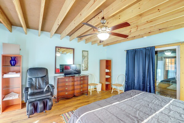 2 bedrooms, internet, bed sheets - Mtn Cabin 1 Mi to TIEC: Outdoor Kitchen + Fire Pit (Mill Spring)