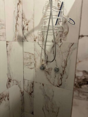 Doccia, asciugacapelli, asciugamani