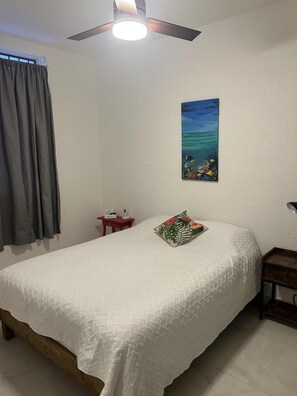 Tabla de planchar con plancha, wifi y ropa de cama 