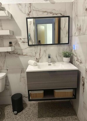 Shower, hair dryer, towels