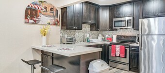 Shop, Hike & Sip Wine: Pleasanton Gem w/ Balcony!