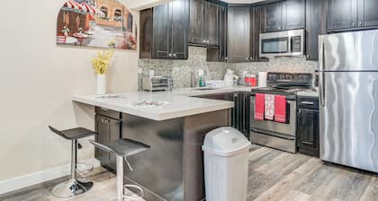 Shop, Hike & Sip Wine: Pleasanton Gem w/ Balcony!